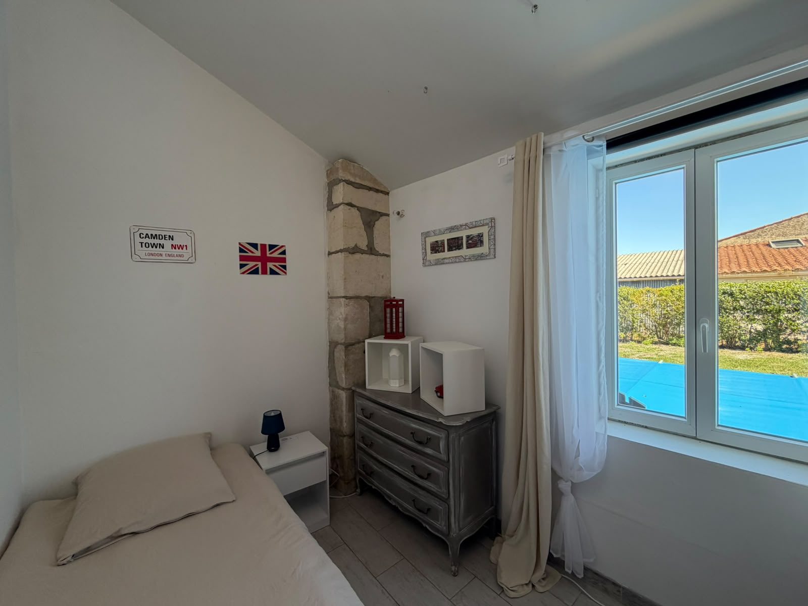 Chambre avec vue sur la piscine