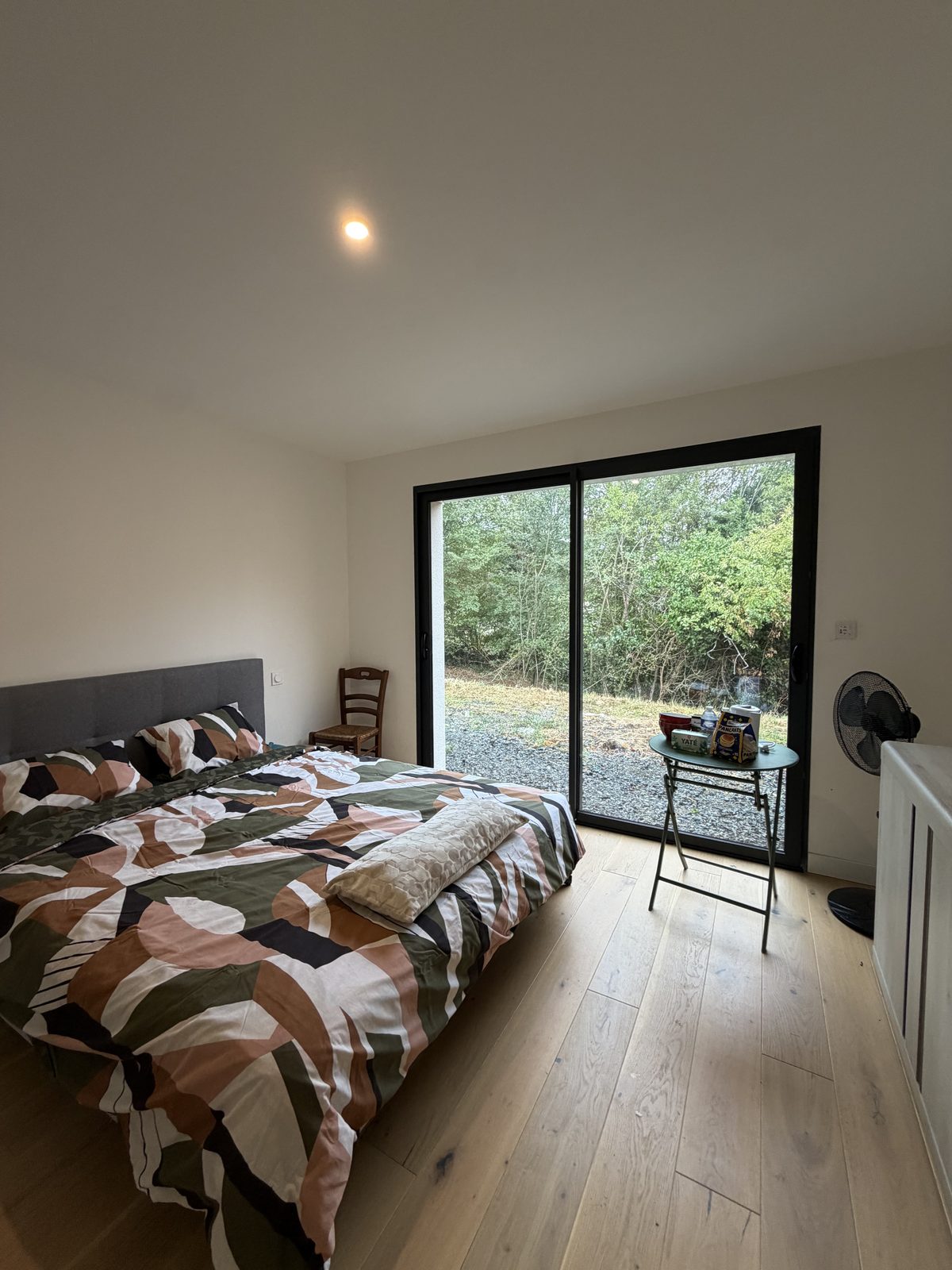 Chambre, grande baie vitrée sur le jardin, L'Escale