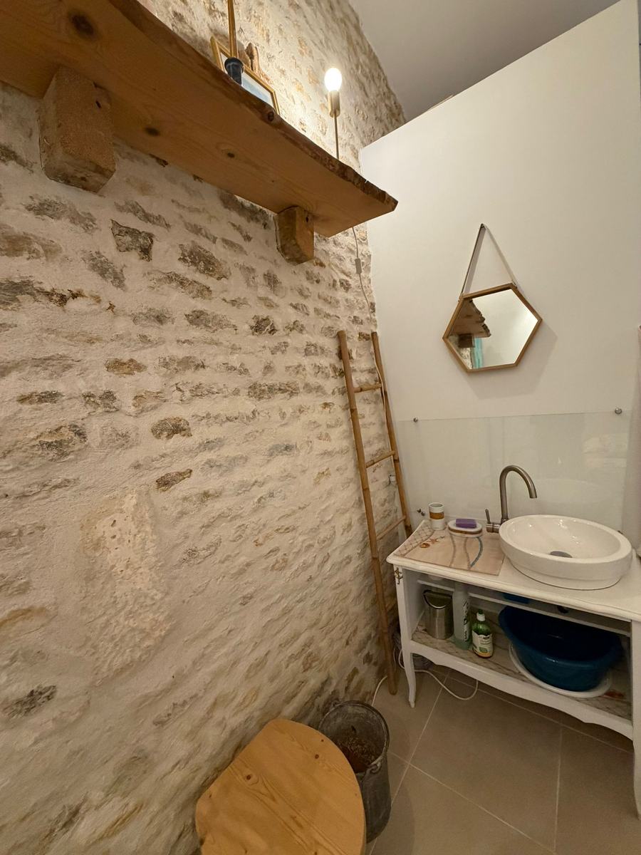 Le coin salle d'eau et les toilettes sèches